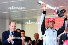 24.05.2009 Monte Carlo, Monaco,  His Serene Highness Prince Albert of Monaco and Jenson Button (GBR), Brawn GP - Formula 1 World Championship, Rd 6, Monaco Grand Prix, Sunday Podium