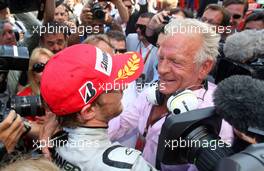 24.05.2009 Monte Carlo, Monaco,  Jenson Button (GBR), Brawn GP with his father John - Formula 1 World Championship, Rd 6, Monaco Grand Prix, Sunday Podium