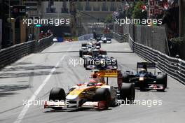 24.05.2009 Monte Carlo, Monaco,  Nelson Piquet Jr (BRA), Renault F1 Team, R29 leads Sébastien Buemi (SUI), Scuderia Toro Rosso - Formula 1 World Championship, Rd 6, Monaco Grand Prix, Sunday Race