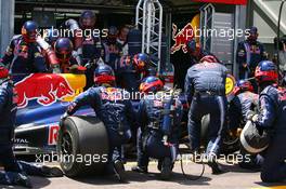 24.05.2009 Monte Carlo, Monaco,  Pitstop of Mark Webber (AUS), Red Bull Racing, RB5 - Formula 1 World Championship, Rd 6, Monaco Grand Prix, Sunday Race