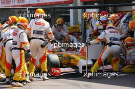 24.05.2009 Monte Carlo, Monaco,  Fernando Alonso (ESP), Renault F1 Team pit stop - Formula 1 World Championship, Rd 6, Monaco Grand Prix, Sunday Race