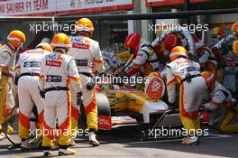24.05.2009 Monte Carlo, Monaco,  Fernando Alonso (ESP), Renault F1 Team, R29 pit stop - Formula 1 World Championship, Rd 6, Monaco Grand Prix, Sunday Race