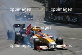 24.05.2009 Monte Carlo, Monaco,  Sebastien Buemi (SUI), Scuderia Toro Rosso and Nelson Piquet Jr (BRA), Renault F1 Team crashes  - Formula 1 World Championship, Rd 6, Monaco Grand Prix, Sunday Race