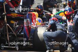 24.05.2009 Monte Carlo, Monaco,  Mark Webber (AUS), Red Bull Racing pit stop - Formula 1 World Championship, Rd 6, Monaco Grand Prix, Sunday Race