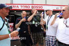 23.05.2009 Monte Carlo, Monaco,  Trainer Huub Stevens (Eindhoven), Teamchef Franz Toast (Scuderia Toro Rosso), Aksel Lund Svindal (NOR), Marco Buechel (LIE) und Burghard Hummel (WWP) - Formula 1 World Championship, Rd 6, Monaco Grand Prix, Saturday