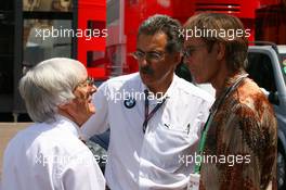 24.05.2009 Monte Carlo, Monaco,  Bernie Ecclestone (GBR), President and CEO of Formula One Management, Dr. Mario Theissen (GER), BMW Sauber F1 Team, BMW Motorsport Director and Cliff Richard (GBR) Singer - Formula 1 World Championship, Rd 6, Monaco Grand Prix, Sunday