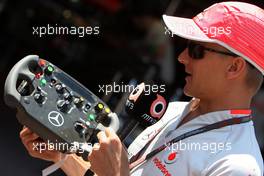 20.05.2009 Monte Carlo, Monaco,  Heikki Kovalainen (FIN), McLaren Mercedes shows his steering wheel - Formula 1 World Championship, Rd 6, Monaco Grand Prix, Wednesday