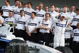 03.04.2009 Kuala Lumpur, Malaysia,  BMW Team photograph, Nick Heidfeld (GER), BMW Sauber F1 Team - Formula 1 World Championship, Rd 2, Malaysian Grand Prix, Friday