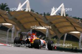 03.04.2009 Kuala Lumpur, Malaysia,  Fernando Alonso (ESP), Renault F1 Team  - Formula 1 World Championship, Rd 2, Malaysian Grand Prix, Friday Practice