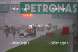 05.04.2009 Kuala Lumpur, Malaysia,  Red flag - Formula 1 World Championship, Rd 2, Malaysian Grand Prix, Sunday Pre-Race Grid