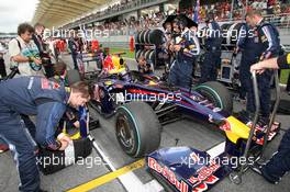 05.04.2009 Kuala Lumpur, Malaysia,  Mark Webber (AUS), Red Bull Racing, RB5 - Formula 1 World Championship, Rd 2, Malaysian Grand Prix, Sunday Pre-Race Grid