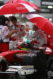 05.04.2009 Kuala Lumpur, Malaysia,  Red flag, Jarno Trulli (ITA), Toyota F1 Team  - Formula 1 World Championship, Rd 2, Malaysian Grand Prix, Sunday Pre-Race Grid