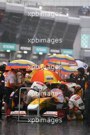 05.04.2009 Kuala Lumpur, Malaysia,  Red flag, Fernando Alonso (ESP), Renault F1 Team  - Formula 1 World Championship, Rd 2, Malaysian Grand Prix, Sunday Pre-Race Grid