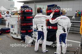 05.04.2009 Kuala Lumpur, Malaysia,  Mechanics of Nick Heidfeld (GER), BMW Sauber F1 Team - Formula 1 World Championship, Rd 2, Malaysian Grand Prix, Sunday Pre-Race Grid