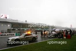 05.04.2009 Kuala Lumpur, Malaysia,  Red flag, cars stops on track - Formula 1 World Championship, Rd 2, Malaysian Grand Prix, Sunday Pre-Race Grid