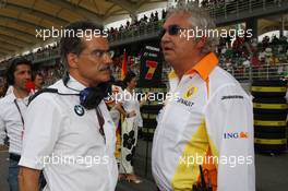 05.04.2009 Kuala Lumpur, Malaysia,  Dr. Mario Theissen (GER), BMW Sauber F1 Team, BMW Motorsport Director and Flavio Briatore (ITA), Renault F1 Team, Team Chief, Managing Director - Formula 1 World Championship, Rd 2, Malaysian Grand Prix, Sunday Pre-Race Grid