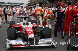 05.04.2009 Kuala Lumpur, Malaysia,  Jarno Trulli (ITA), Toyota Racing, TF109 - Formula 1 World Championship, Rd 2, Malaysian Grand Prix, Sunday Pre-Race Grid