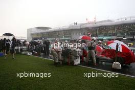 05.04.2009 Kuala Lumpur, Malaysia,  Red flag, cars stops on track  - Formula 1 World Championship, Rd 2, Malaysian Grand Prix, Sunday Pre-Race Grid