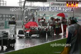 05.04.2009 Kuala Lumpur, Malaysia,  Red flag, Jarno Trulli (ITA), Toyota F1 Team  - Formula 1 World Championship, Rd 2, Malaysian Grand Prix, Sunday Pre-Race Grid