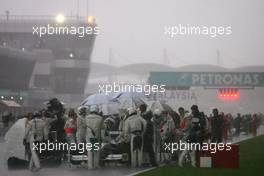 05.04.2009 Kuala Lumpur, Malaysia,  Cars stops on track  - Formula 1 World Championship, Rd 2, Malaysian Grand Prix, Sunday Pre-Race Grid