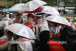 05.04.2009 Kuala Lumpur, Malaysia,  Red flag, Lewis Hamilton (GBR), McLaren Mercedes  - Formula 1 World Championship, Rd 2, Malaysian Grand Prix, Sunday Pre-Race Grid