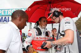 05.04.2009 Kuala Lumpur, Malaysia,  Anthony Hamilton (GBR), Father of Lewis Hamilton and Lewis Hamilton (GBR), McLaren Mercedes - Formula 1 World Championship, Rd 2, Malaysian Grand Prix, Sunday Pre-Race Grid