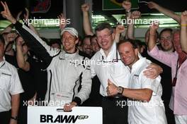 05.04.2009 Kuala Lumpur, Malaysia,  Jenson Button (GBR), Brawn GP, Ross Brawn (GBR) Brawn GP Team Principal, Rubens Barrichello (BRA), Brawn GP - Formula 1 World Championship, Rd 2, Malaysian Grand Prix, Sunday Podium