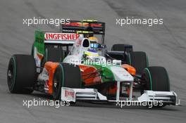 05.04.2009 Kuala Lumpur, Malaysia,  Giancarlo Fisichella (ITA), Force India F1 Team, VJM-02, VJM02, VJM 02 and Sébastien Buemi (SUI), Scuderia Toro Rosso, STR4, STR04, STR-04 - Formula 1 World Championship, Rd 2, Malaysian Grand Prix, Sunday Race