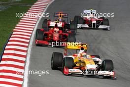 05.04.2009 Kuala Lumpur, Malaysia,  Fernando Alonso (ESP), Renault F1 Team, R29 leads Kimi Raikkonen (FIN), Räikkönen, Scuderia Ferrari, F60 - Formula 1 World Championship, Rd 2, Malaysian Grand Prix, Sunday Race