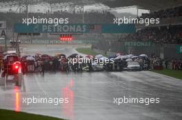 05.04.2009 Kuala Lumpur, Malaysia,  Cars stop on the start and finish line - Formula 1 World Championship, Rd 2, Malaysian Grand Prix, Sunday Race