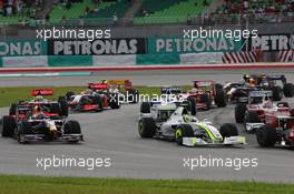 05.04.2009 Kuala Lumpur, Malaysia,  Start of the Race, Rubens Barrichello (BRA), Brawn GP, BGP001, BGP 00, Mark Webber (AUS), Red Bull Racing, RB5 - Formula 1 World Championship, Rd 2, Malaysian Grand Prix, Sunday Race