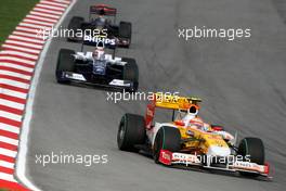 05.04.2009 Kuala Lumpur, Malaysia,  Nelson Piquet Jr (BRA), Renault F1 Team, R29 leads Kazuki Nakajima (JPN), Williams F1 Team, FW31 - Formula 1 World Championship, Rd 2, Malaysian Grand Prix, Sunday Race