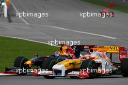 05.04.2009 Kuala Lumpur, Malaysia,  Mark Webber (AUS), Red Bull Racing and Fernando Alonso (ESP), Renault F1 Team  - Formula 1 World Championship, Rd 2, Malaysian Grand Prix, Sunday Race