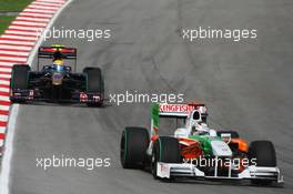 05.04.2009 Kuala Lumpur, Malaysia,  Adrian Sutil (GER), Force India F1 Team, VJM-02, VJM02, VJM 02 and Sébastien Buemi (SUI), Scuderia Toro Rosso, STR4, STR04, STR-04 - Formula 1 World Championship, Rd 2, Malaysian Grand Prix, Sunday Race