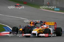 05.04.2009 Kuala Lumpur, Malaysia,  Fernando Alonso (ESP), Renault F1 Team fd Mark Webber (AUS), Red Bull Racing  - Formula 1 World Championship, Rd 2, Malaysian Grand Prix, Sunday Race