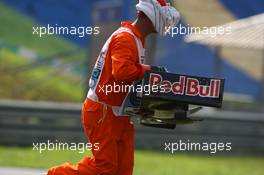 05.04.2009 Kuala Lumpur, Malaysia,  A marshall with a Red Bull front wing - Formula 1 World Championship, Rd 2, Malaysian Grand Prix, Sunday Race