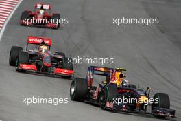 05.04.2009 Kuala Lumpur, Malaysia,  Sebastian Vettel (GER), Red Bull Racing, RB5 leads Lewis Hamilton (GBR), McLaren Mercedes - Formula 1 World Championship, Rd 2, Malaysian Grand Prix, Sunday Race