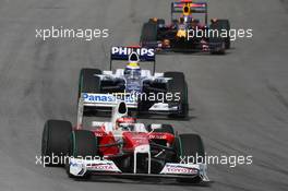 05.04.2009 Kuala Lumpur, Malaysia,  Timo Glock (GER), Toyota F1 Team, TF109 and Nico Rosberg (GER), Williams F1 Team, FW31 - Formula 1 World Championship, Rd 2, Malaysian Grand Prix, Sunday Race