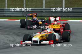 05.04.2009 Kuala Lumpur, Malaysia,  Nelson Piquet Jr (BRA), Renault F1 Team, Kimi Raikkonen (FIN), Räikkönen, Scuderia Ferrari - Formula 1 World Championship, Rd 2, Malaysian Grand Prix, Sunday Race