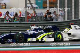 05.04.2009 Kuala Lumpur, Malaysia,  Nico Rosberg (GER), Williams F1 Team, FW31 and Jenson Button (GBR), Brawn GP, BGP001, BGP 001 - Formula 1 World Championship, Rd 2, Malaysian Grand Prix, Sunday Race