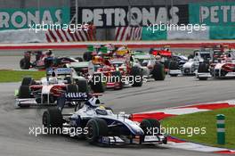 05.04.2009 Kuala Lumpur, Malaysia,  Start of the Race, Nico Rosberg (GER), Williams F1 Team, FW31 and Jarno Trulli (ITA), Toyota Racing, TF109  - Formula 1 World Championship, Rd 2, Malaysian Grand Prix, Sunday Race