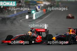 05.04.2009 Kuala Lumpur, Malaysia,  Lewis Hamilton (GBR), McLaren Mercedes and Mark Webber (AUS), Red Bull Racing  - Formula 1 World Championship, Rd 2, Malaysian Grand Prix, Sunday Race