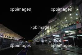 04.04.2009 Kuala Lumpur, Malaysia,  The pitlane at night - Formula 1 World Championship, Rd 2, Malaysian Grand Prix, Saturday