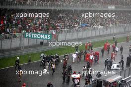 05.04.2009 Kuala Lumpur, Malaysia,  Mechanics on the track, after the race was red flagged due to rain - Formula 1 World Championship, Rd 2, Malaysian Grand Prix, Sunday