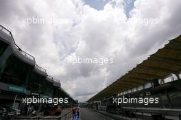 02.04.2009 Kuala Lumpur, Malaysia,  Pitlane atmosphere - Formula 1 World Championship, Rd 2, Malaysian Grand Prix, Thursday