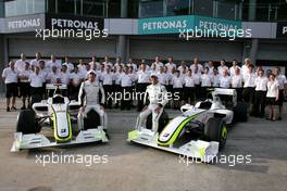 02.04.2009 Kuala Lumpur, Malaysia,  Brawn GP group picture, Jenson Button (GBR), Brawn GP, Rubens Barrichello (BRA), Brawn GP and Ross Brawn (GBR) Team Principal, Brawn GP  - Formula 1 World Championship, Rd 2, Malaysian Grand Prix, Thursday