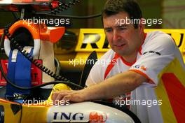 02.04.2009 Kuala Lumpur, Malaysia,  Renault F1 Team mechanic - Formula 1 World Championship, Rd 2, Malaysian Grand Prix, Thursday