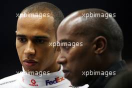 25.09.2009 Singapore, Singapore,  Lewis Hamilton (GBR), McLaren Mercedes, Anthony Hamilton (GBR), Father of Lewis Hamilton - Formula 1 World Championship, Rd 14, Singapore Grand Prix, Friday Practice