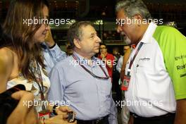 27.09.2009 Singapore, Singapore,  Jean Todt (FRA) and Michelle Yeoh wife of Jean Todt, Vijay Mallya (IND) Force India F1 Team Owner - Formula 1 World Championship, Rd 14, Singapore Grand Prix, Sunday Pre-Race Grid