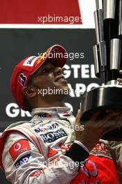 27.09.2009 Singapore, Singapore,  Lewis Hamilton (GBR), McLaren Mercedes  - Formula 1 World Championship, Rd 14, Singapore Grand Prix, Sunday Podium